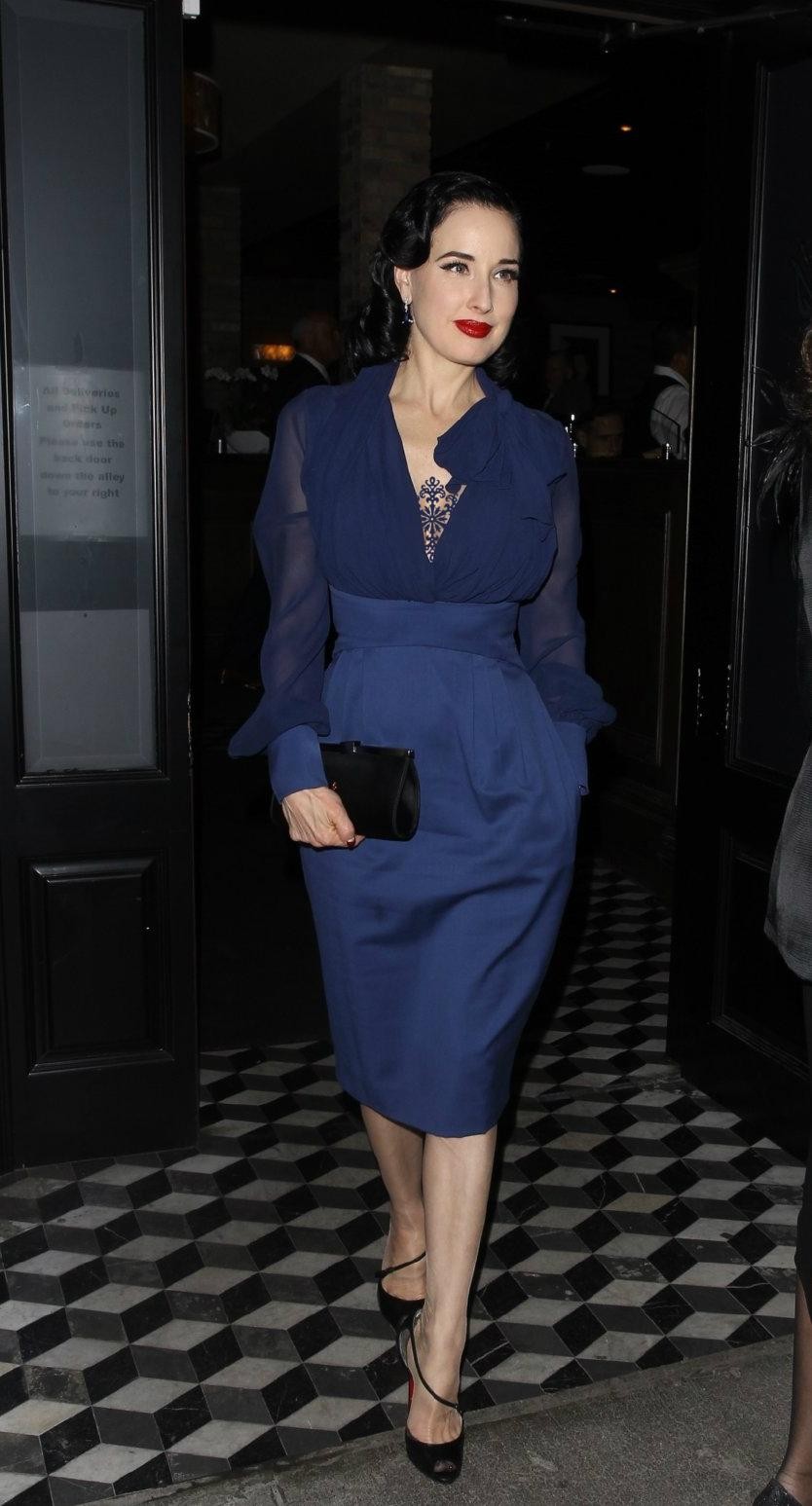 她19岁成为脱衣舞娘身家2亿,拒绝查尔斯邀约,女人都会被她迷住