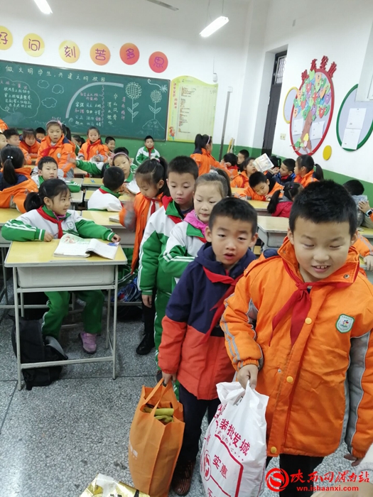 爱心捐赠进校园寒冬温情暖人心,乡村小学爱心捐赠活动简报