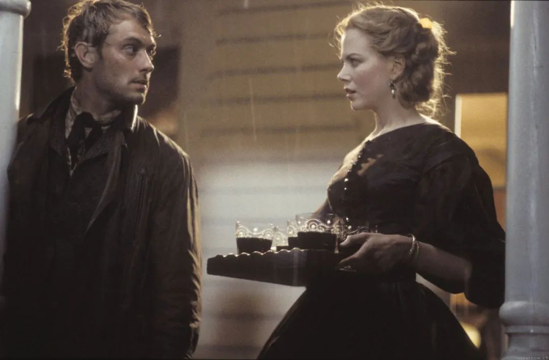 凡尔赛学经典反例,这部电影讲述了虚假繁荣的极端