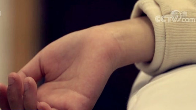 18岁女孩从高空坠落,17岁少女从17楼跳下毫发无伤