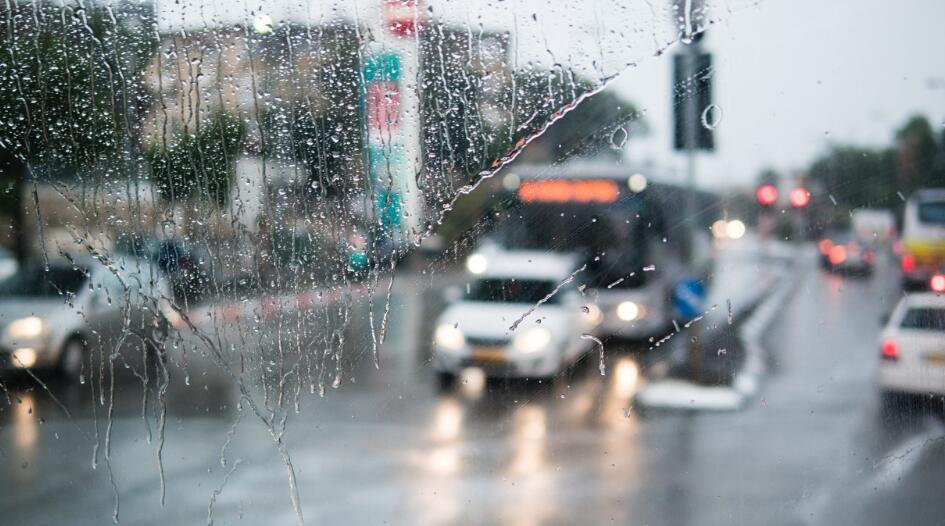 车窗玻璃起雾是用冷风还是热风,车窗起雾怎么开空调省油