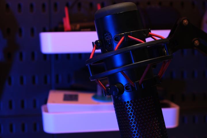 推荐一款简单精致的电脑桌 (实木电脑桌效果图大全2015款)