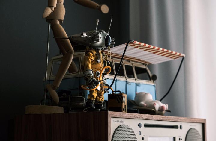 推荐一款简单精致的电脑桌 (实木电脑桌效果图大全2015款)