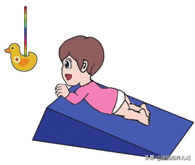 宝宝7个月不翻身,7个月宝宝不会翻身也不会爬
