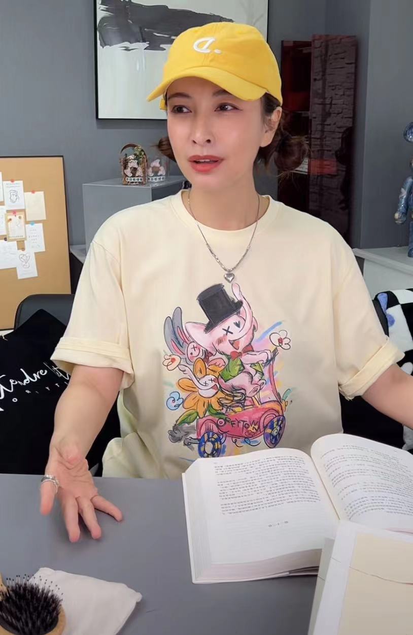 吴昕直播卖货，大秀法语，网友很不礼貌说她像刘晓庆