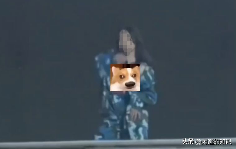 高校女生军训走光