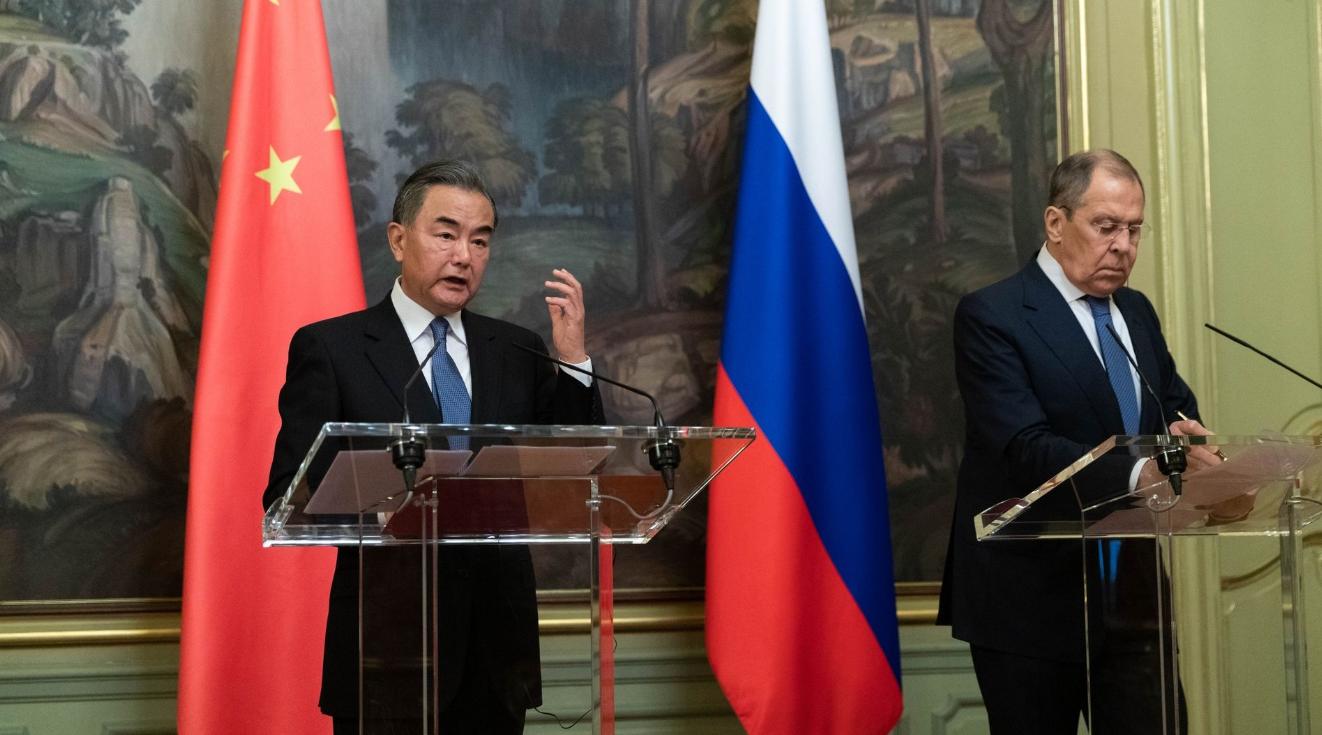 就在刚刚，中国新消息公布，中国重新接盘美债，缓和中美关系