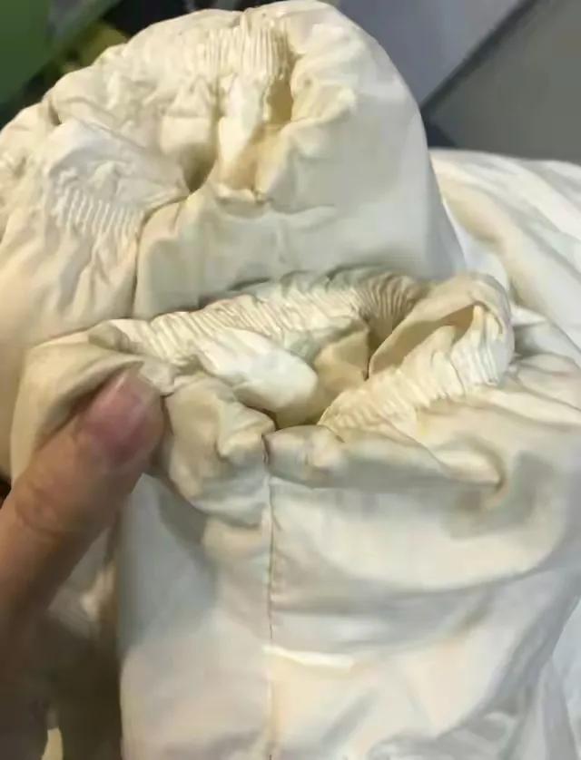 羽绒服脏了？千万别水洗！教你一招，羽绒服干净如新，真实用