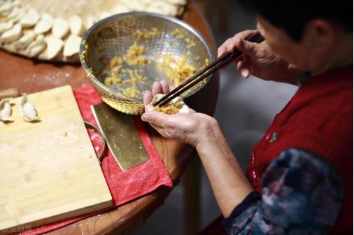 要包的饺子怎么保鲜好不用放冰箱,包好的饺子怎样保存才不破皮