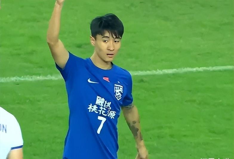 进攻乏力！高准翼险“被废”，越南球员上演少林足球，被红牌罚下