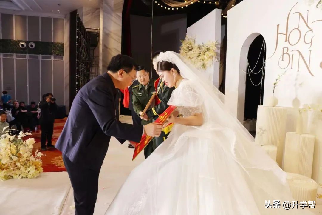 军人结婚现场送立功喜报视频大全,军人夫妻穿军装结婚现场送喜报