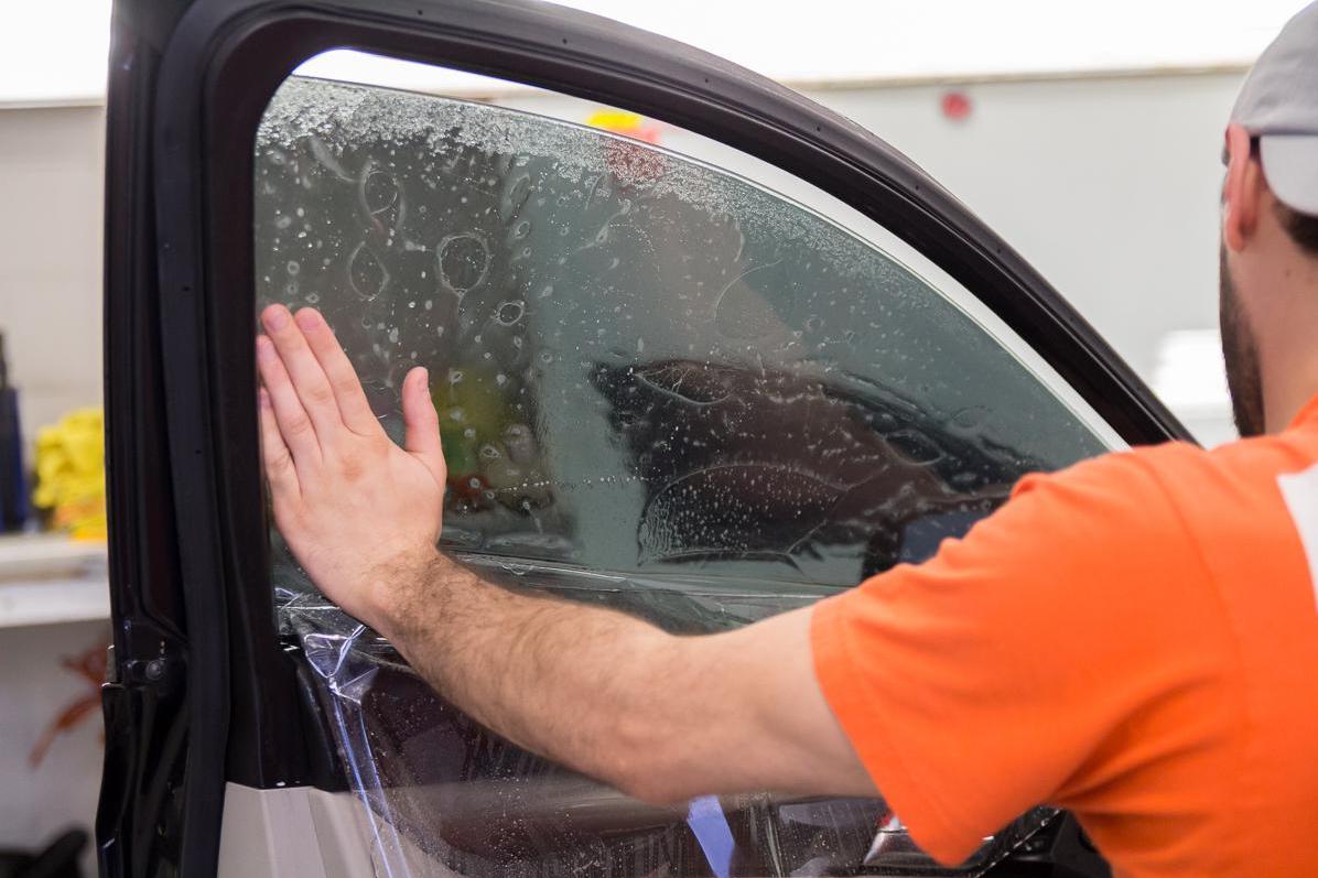 车窗膜一撕就碎怎么去除,车窗玻璃膜撕完夹缝中还有怎么办