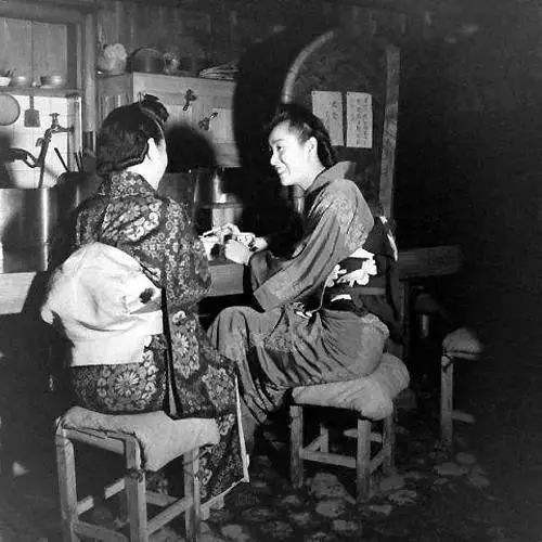 日本*女妓**玛丽，为等到心上人归来，78岁仍靠站街赚钱，受国人敬仰