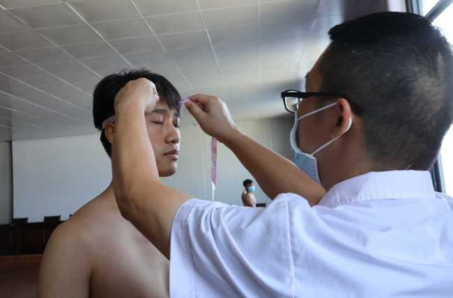 “万里大造林”的*相贵陈**：开悍马花182万买手机号，08年成阶下囚