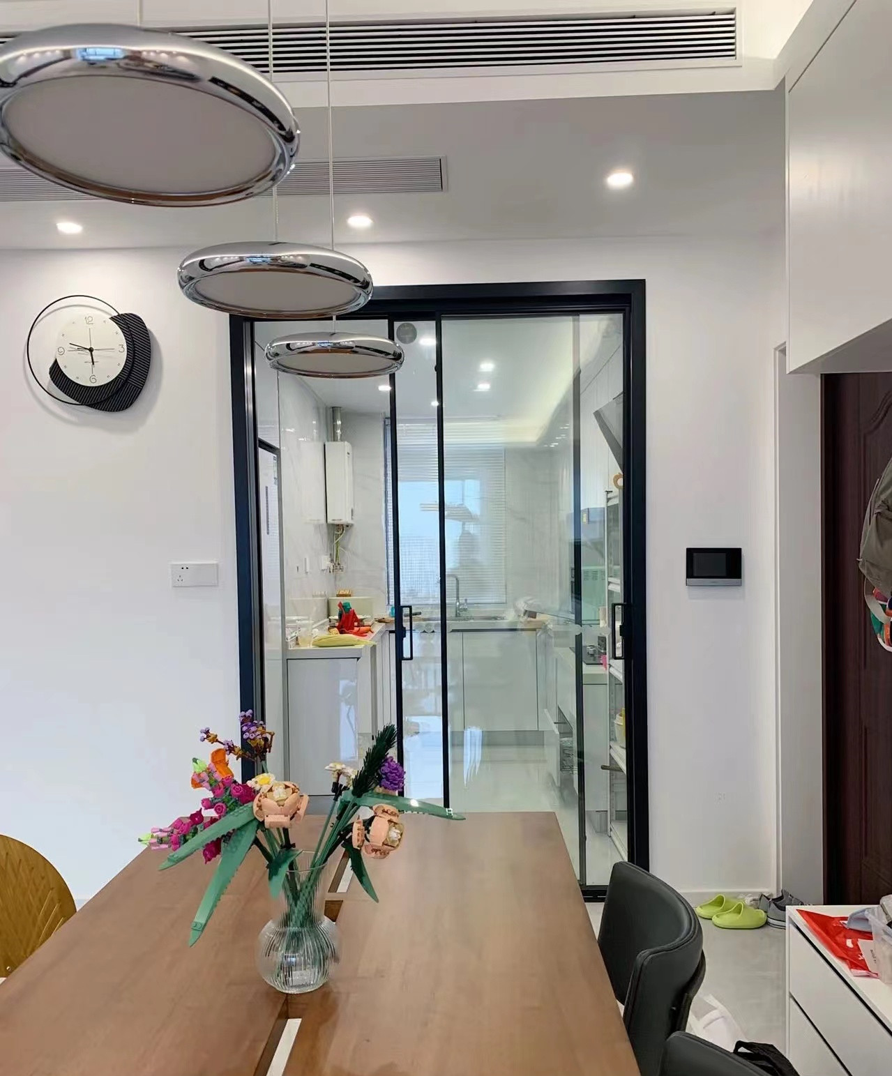 大白墙悬空电视柜颜色搭配效果图,小户型大白墙电视墙