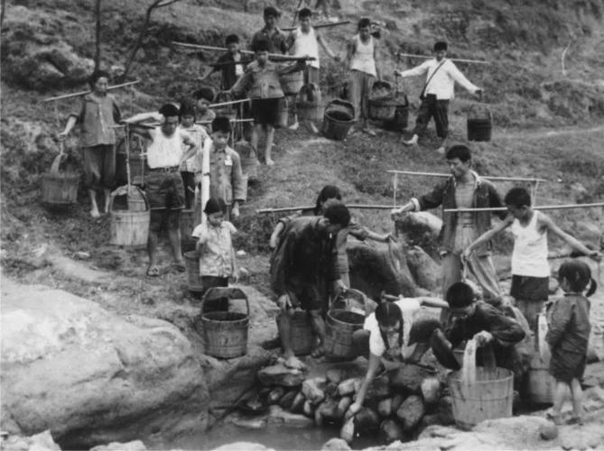 七旬老汉迷恋*妇情**,对妻子拳脚相加,妻子用自杀揭穿丈夫的丑事