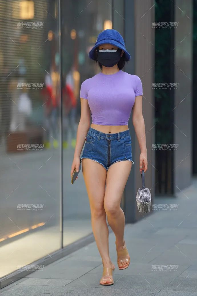 时尚穿搭黑色束腰t恤搭配高跟鞋,果绿色t恤搭配牛仔背带短裤