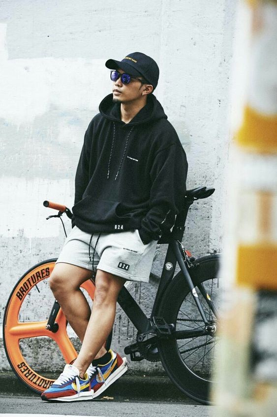 “卫衣+运动裤”很适合春天，这样搭潮流简便，不会穿也能驾驭