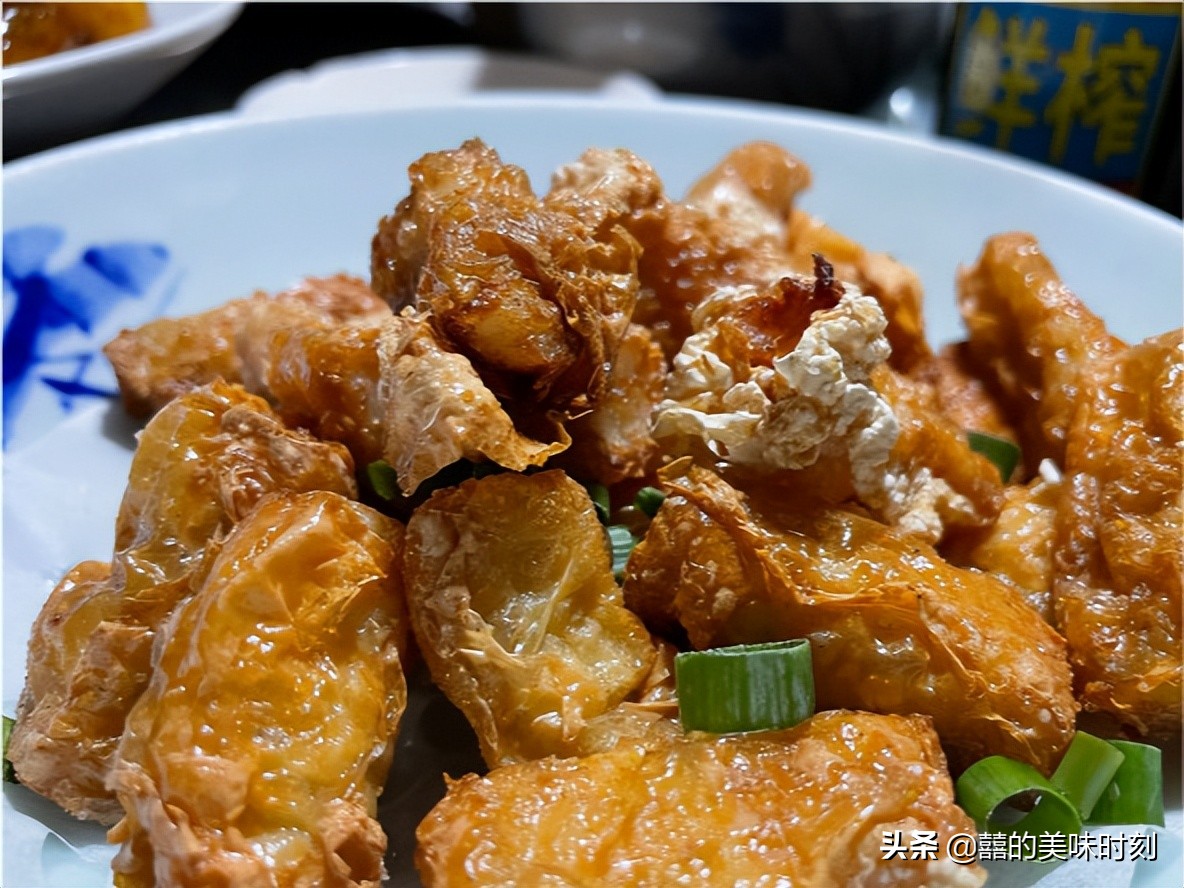 浙江大哥请客吃饭，点了12个菜却被朋友吐槽不已，网友：不识货