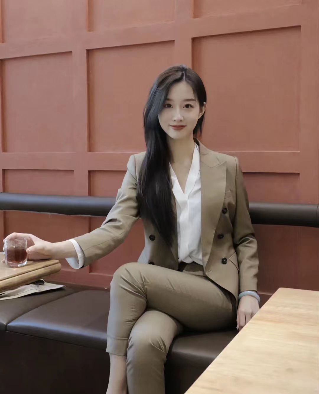 皮肤黑黄适合穿什么颜色衣服显白,男士皮肤黑穿什么颜色的衣服显白