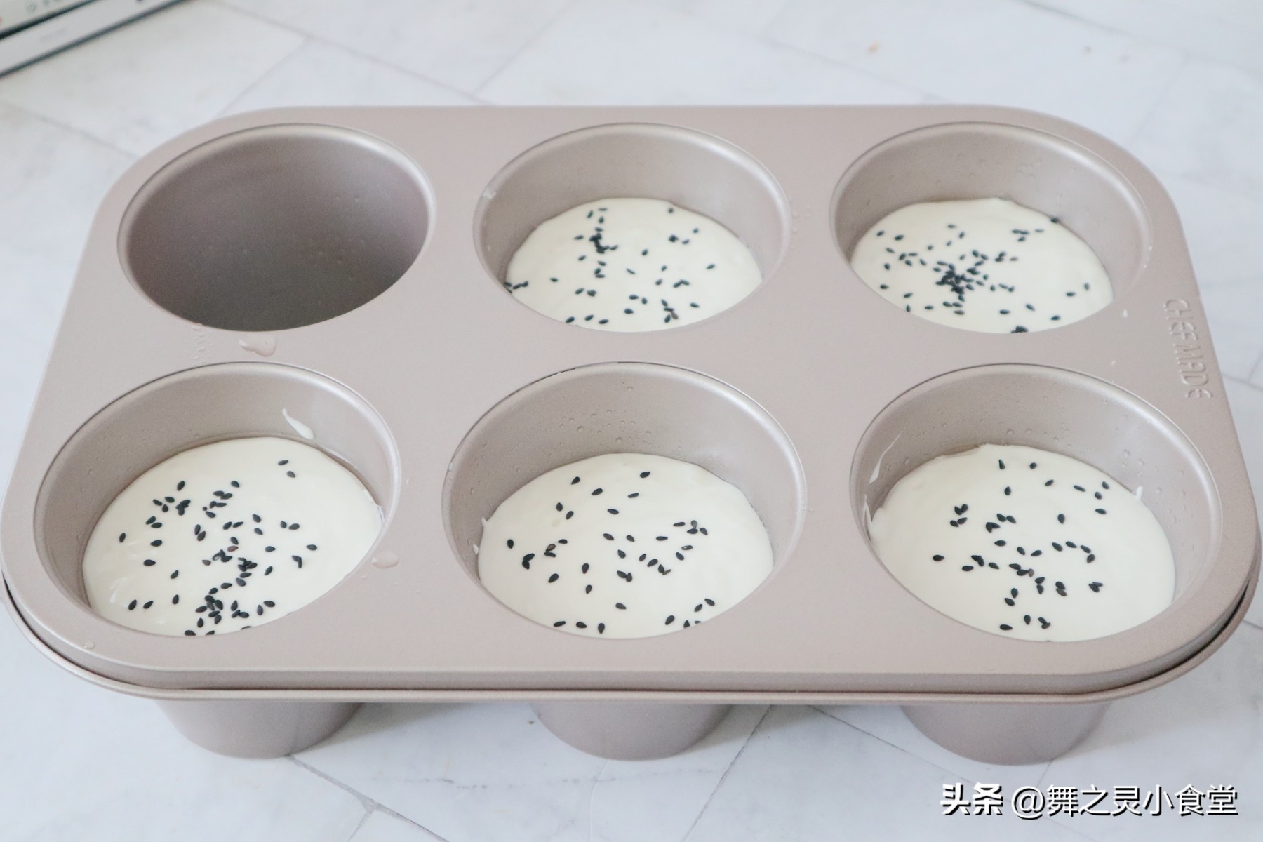 用牛奶和米粉做蛋糕,用米粉做蒸糕不加牛奶和鸡蛋