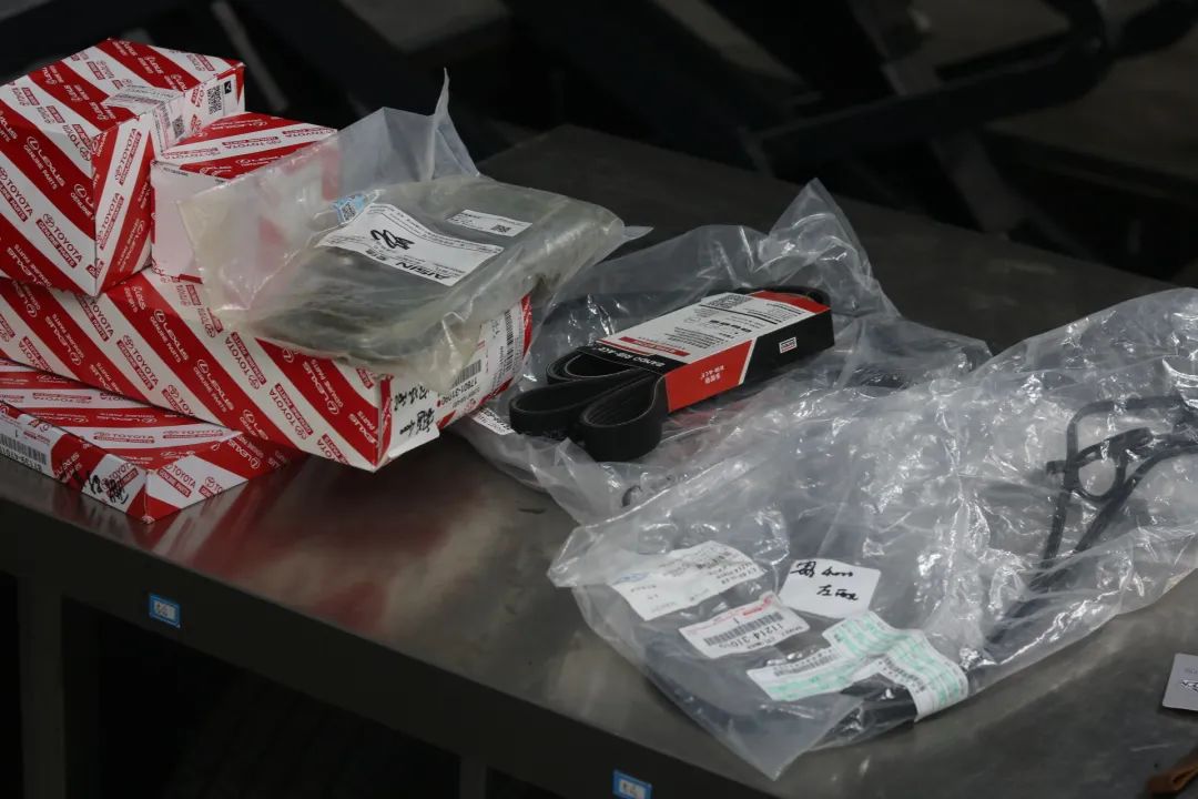 2003年的丰田老霸道，33万公里“车况残旧”，翻新复活变新车