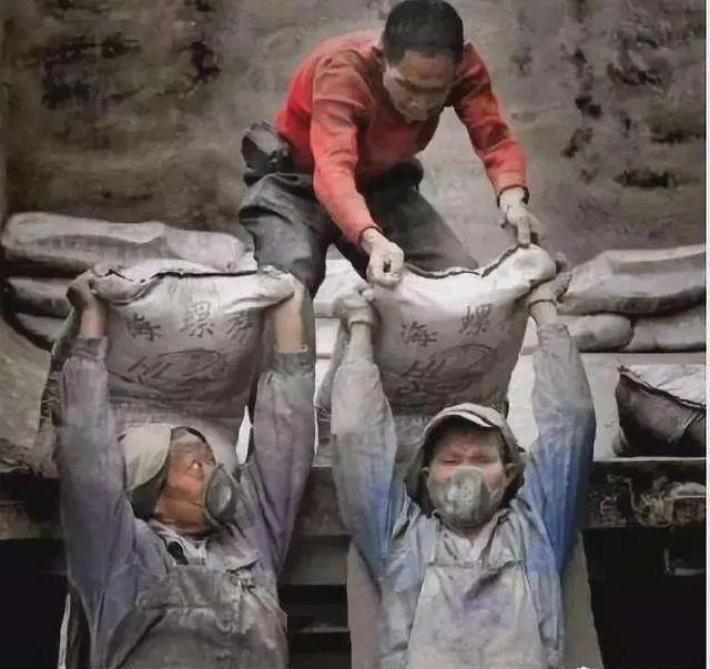 表哥新买手机掉粪池，表哥做法让人感慨良多