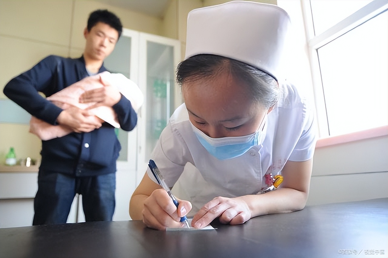 经常溢奶？多出来的母乳该怎么办？老公能喝吗？