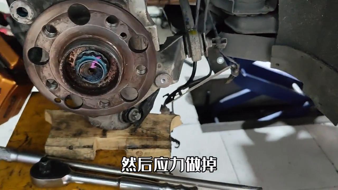 汽车后桥漏油维修多少钱,后轮漏油最佳解决方法