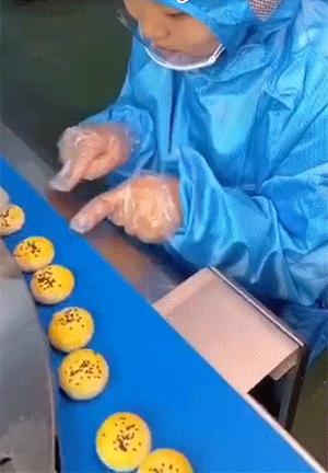 笑死了，女朋友说她昨晚游泳去了，这晒痕就是最好的证明