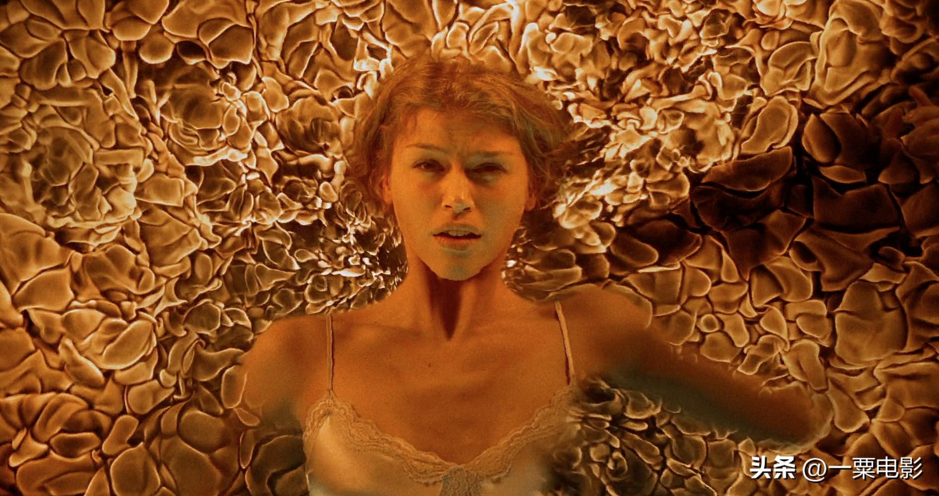 《邪恶力量》S01E01，小伙母亲与女友被烈火焚身，他到底惹到了谁