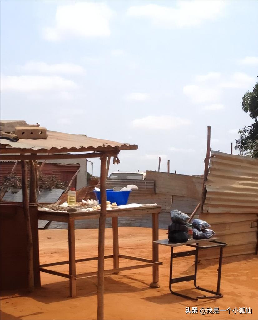 在非洲安哥拉，我开车从黑人村子里穿过（我在安哥拉的日子320）