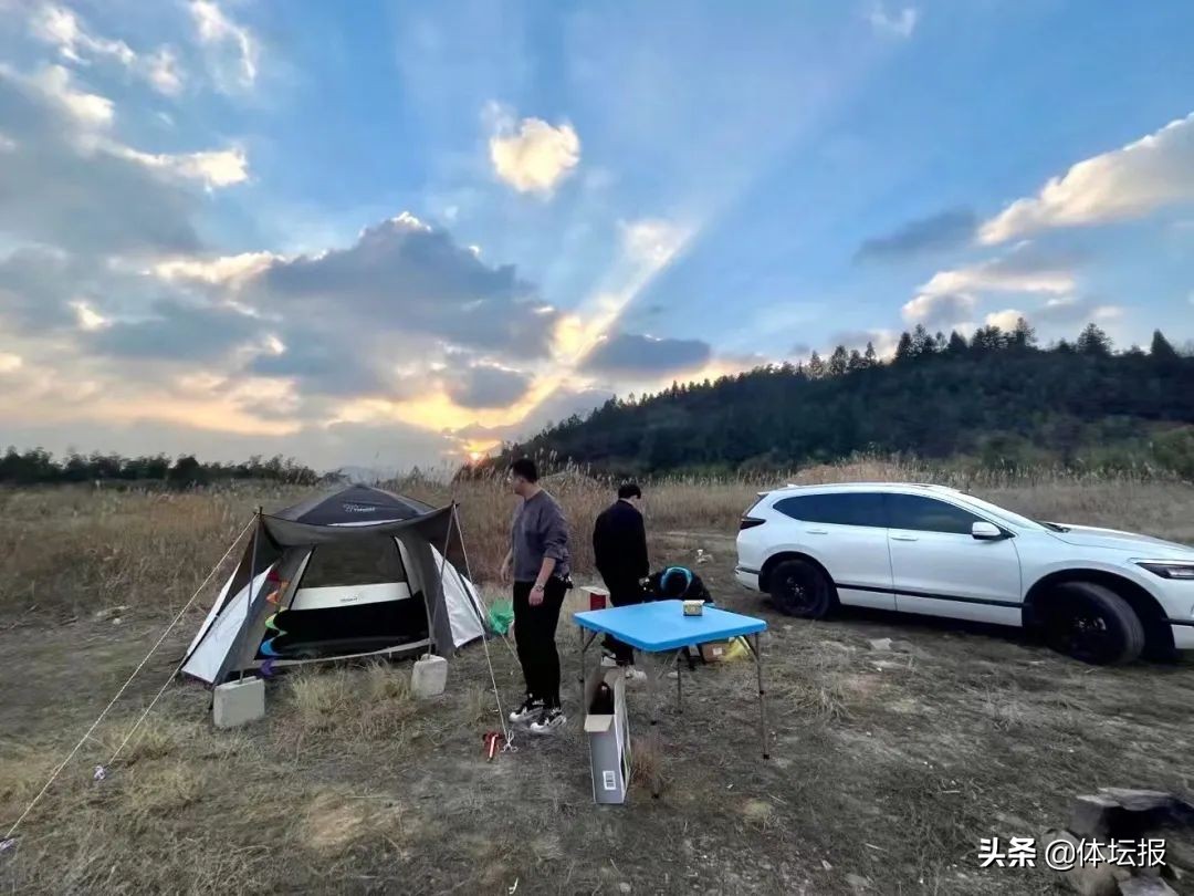 露营、飞盘、橄榄球……城市里的年轻人太会玩了