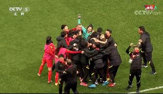 女足夺冠球迷狂喜,女足亚洲杯夺冠球迷欢呼