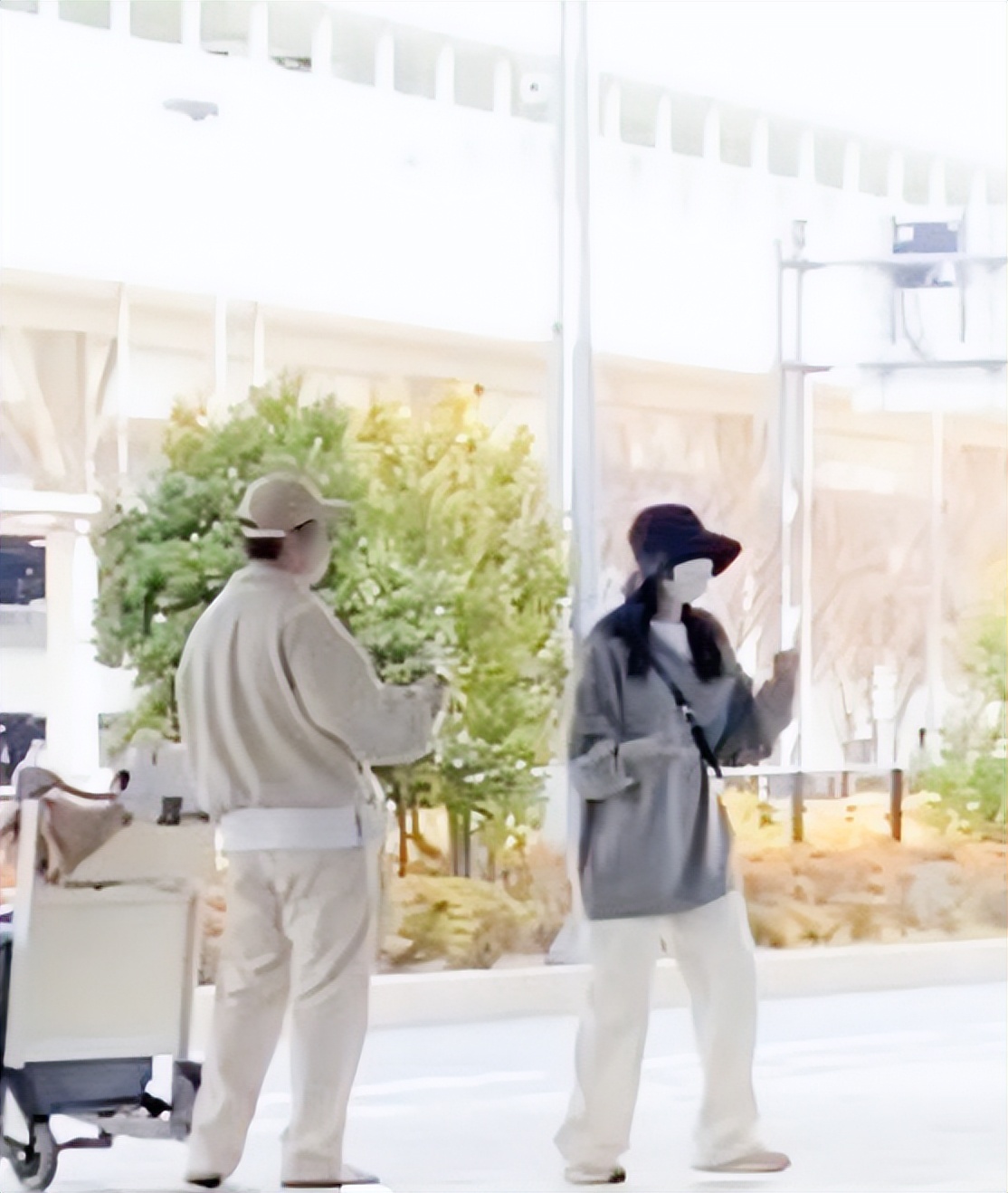 李钟硕IU疑似恋情曝光，两人同游日本约会，女方现身男方弟弟婚宴