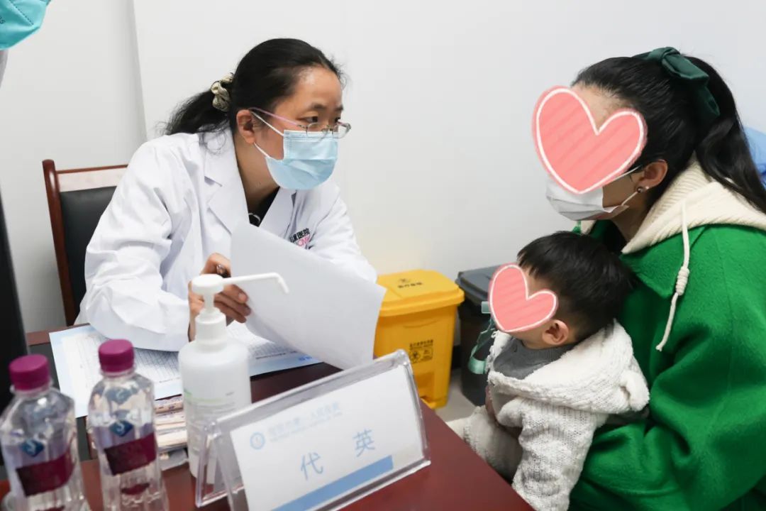 2月8、9日，重医儿院院长李秋率队到宜宾一医院开展免费诊疗活动