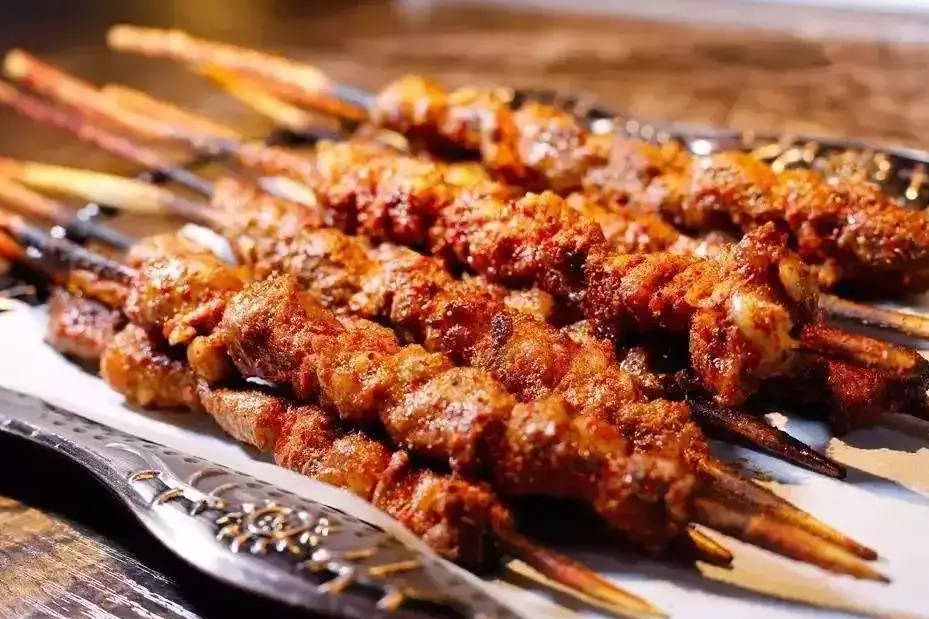 买羊肉买山羊还是绵羊好,山羊绵羊哪种羊肉更有羊膻味好吃