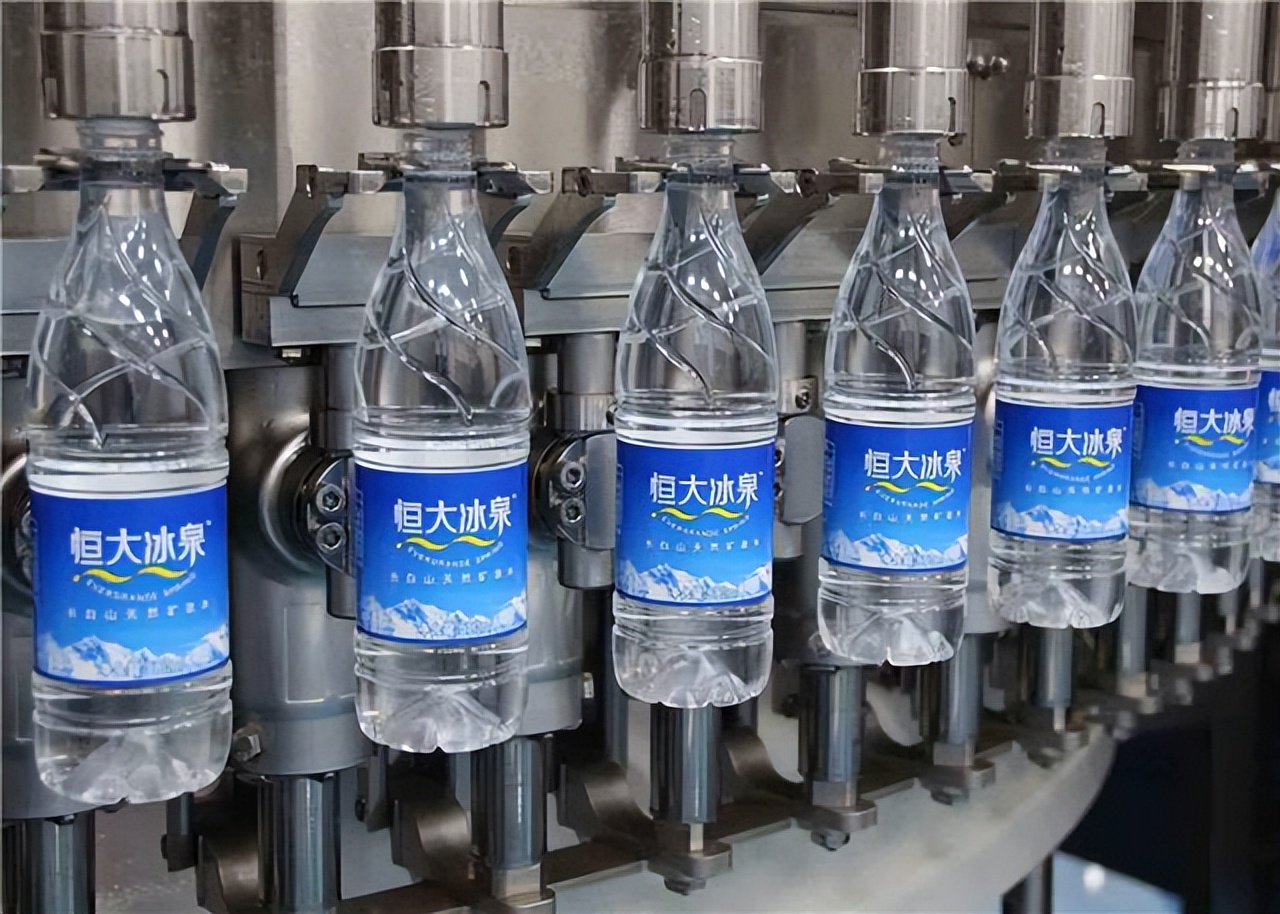 恒大冰泉10个亿打广告,恒大冰泉为什么要重新定位