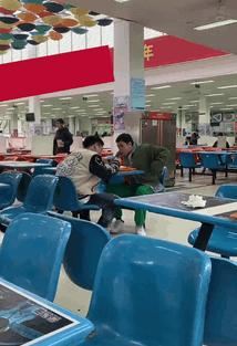 上海学生一身衣服价值127万,上海一学生穿100万衣服真的假的