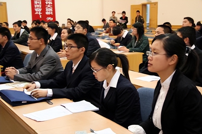 事业编“喜出望外”，这8个岗位有望转成公务员，看下谁在其中？