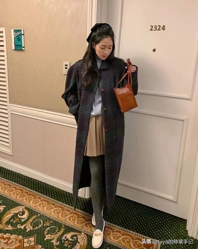 平底短白靴与衣服的搭配,百搭平底单鞋配冬季运动外套