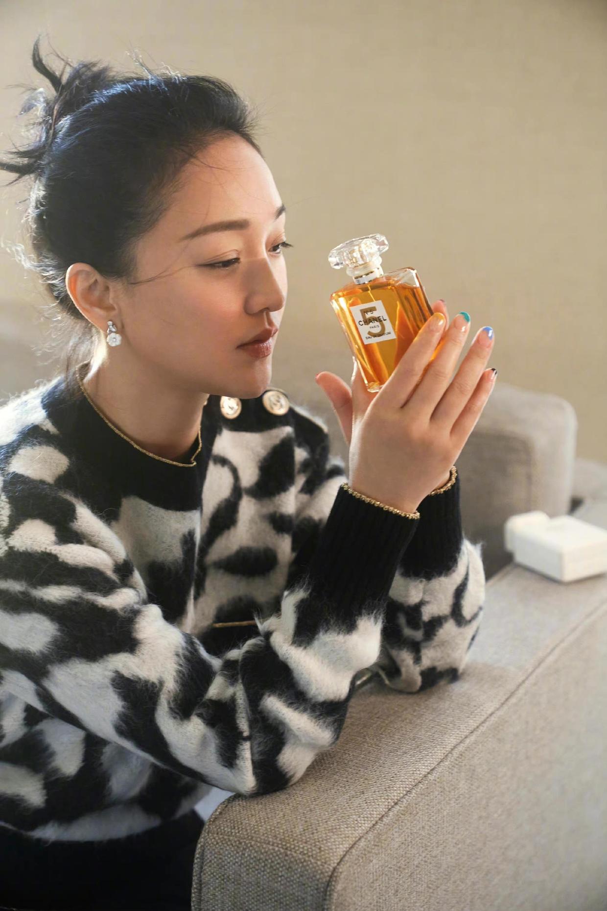 周迅亮相秀场穿搭随性,周迅机场穿衣搭配西装外套