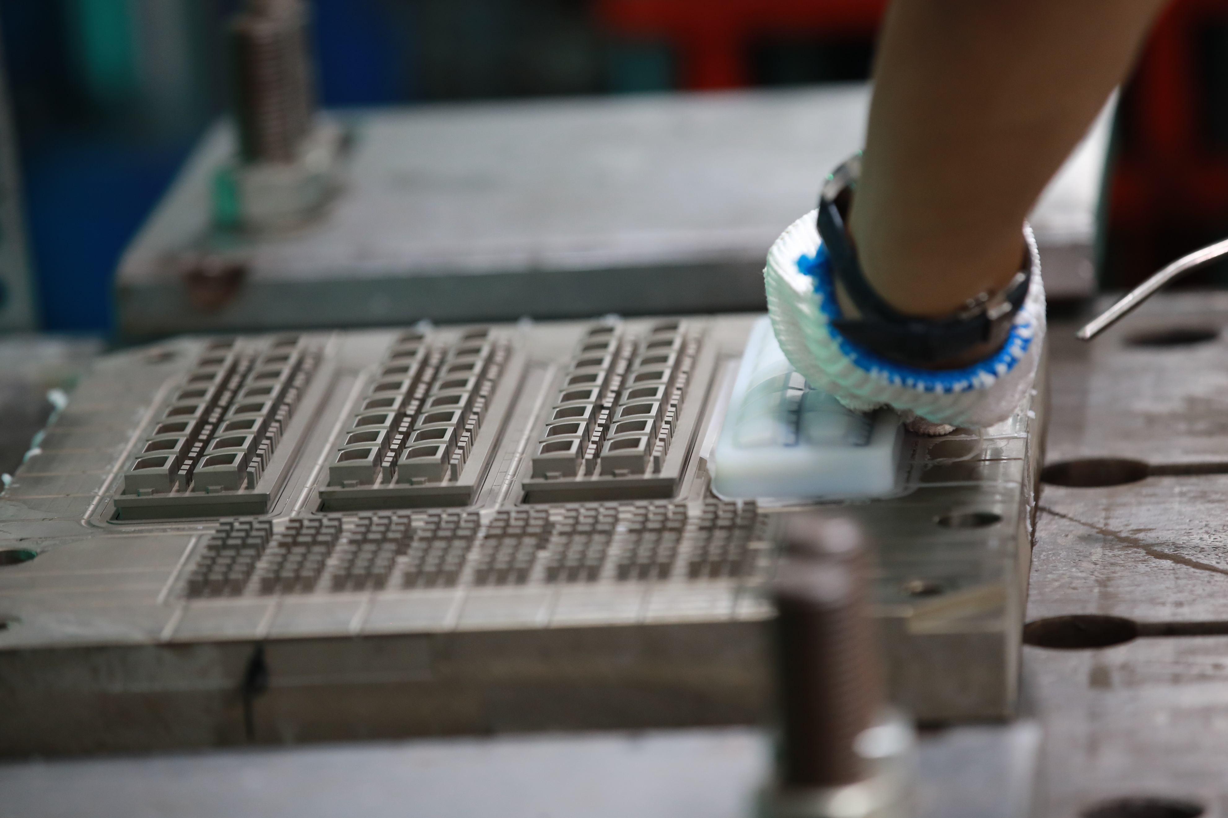 液态硅胶冷流道模具拆开图,液态硅胶模具加工