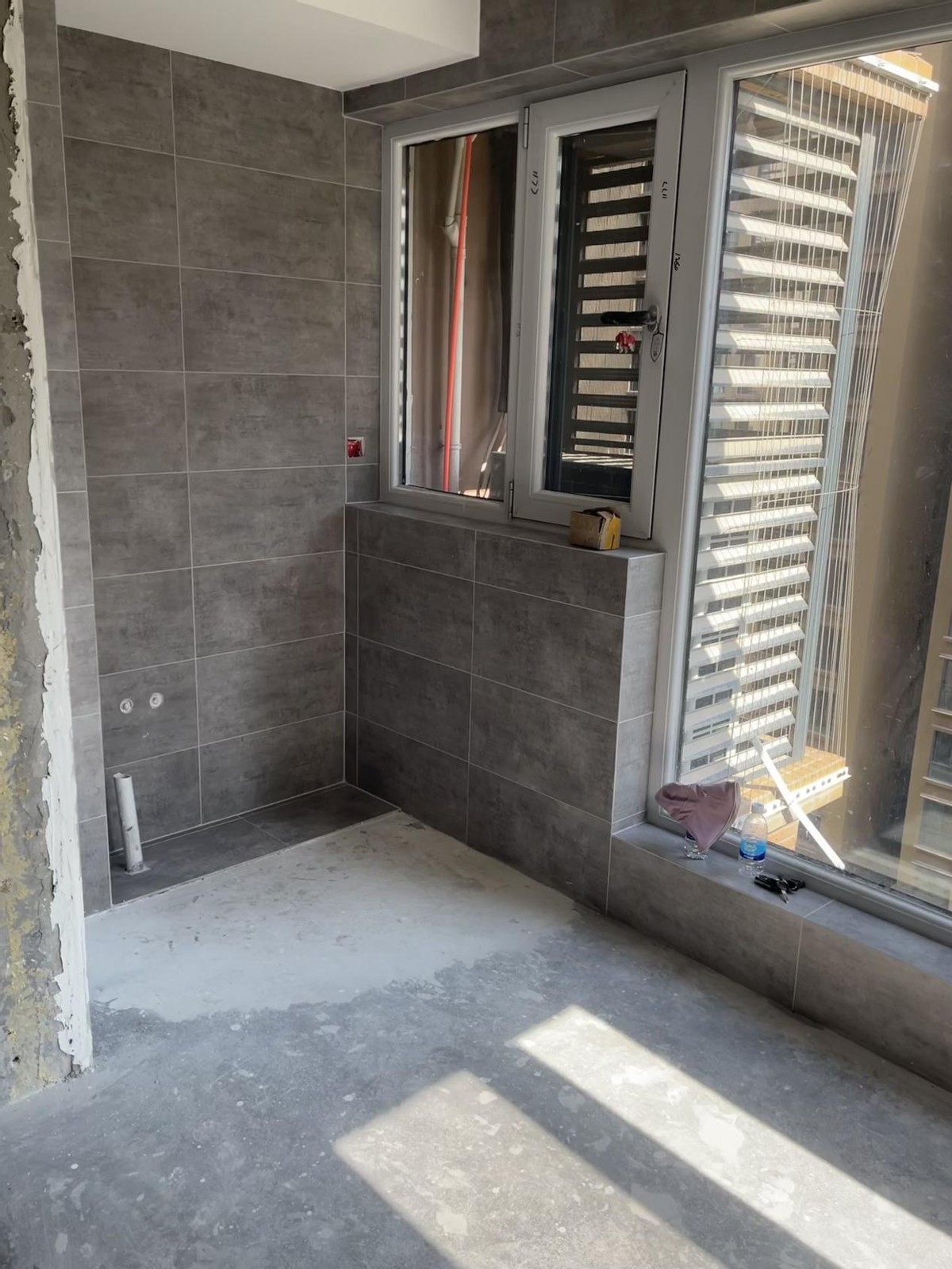 阳台做地台还是通铺瓷砖好,阳台地面铺瓷砖还是地板