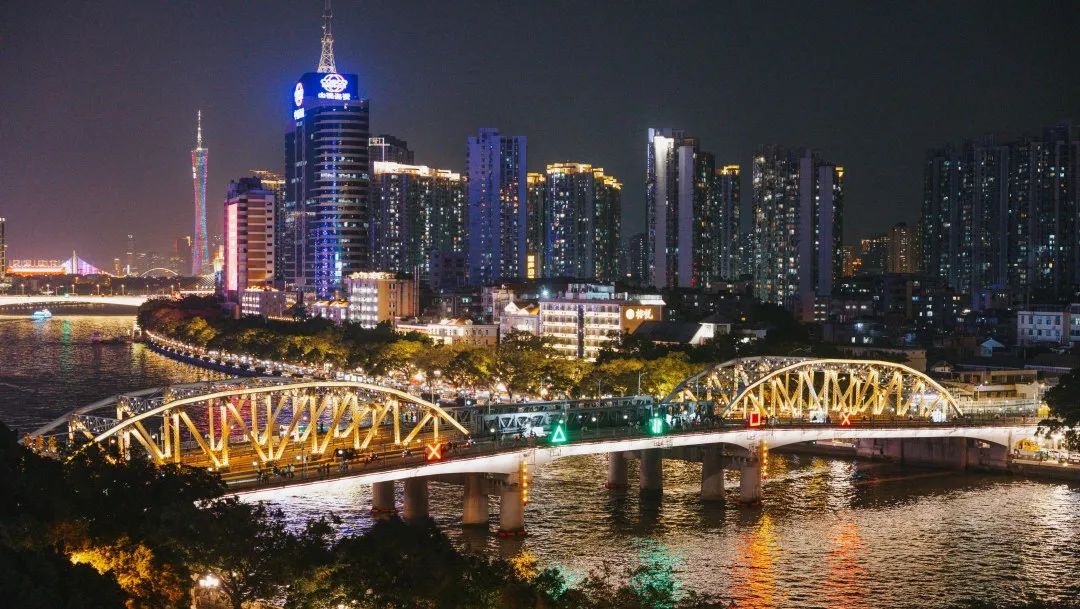 “本想来吃榜①德餐，没想到被绝美江景迷住了...”