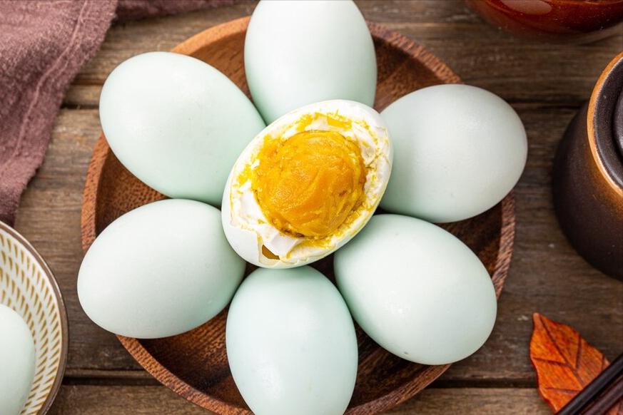 盐水腌咸鸭蛋的正确方法,不用泥巴快速腌咸鸭蛋的做法