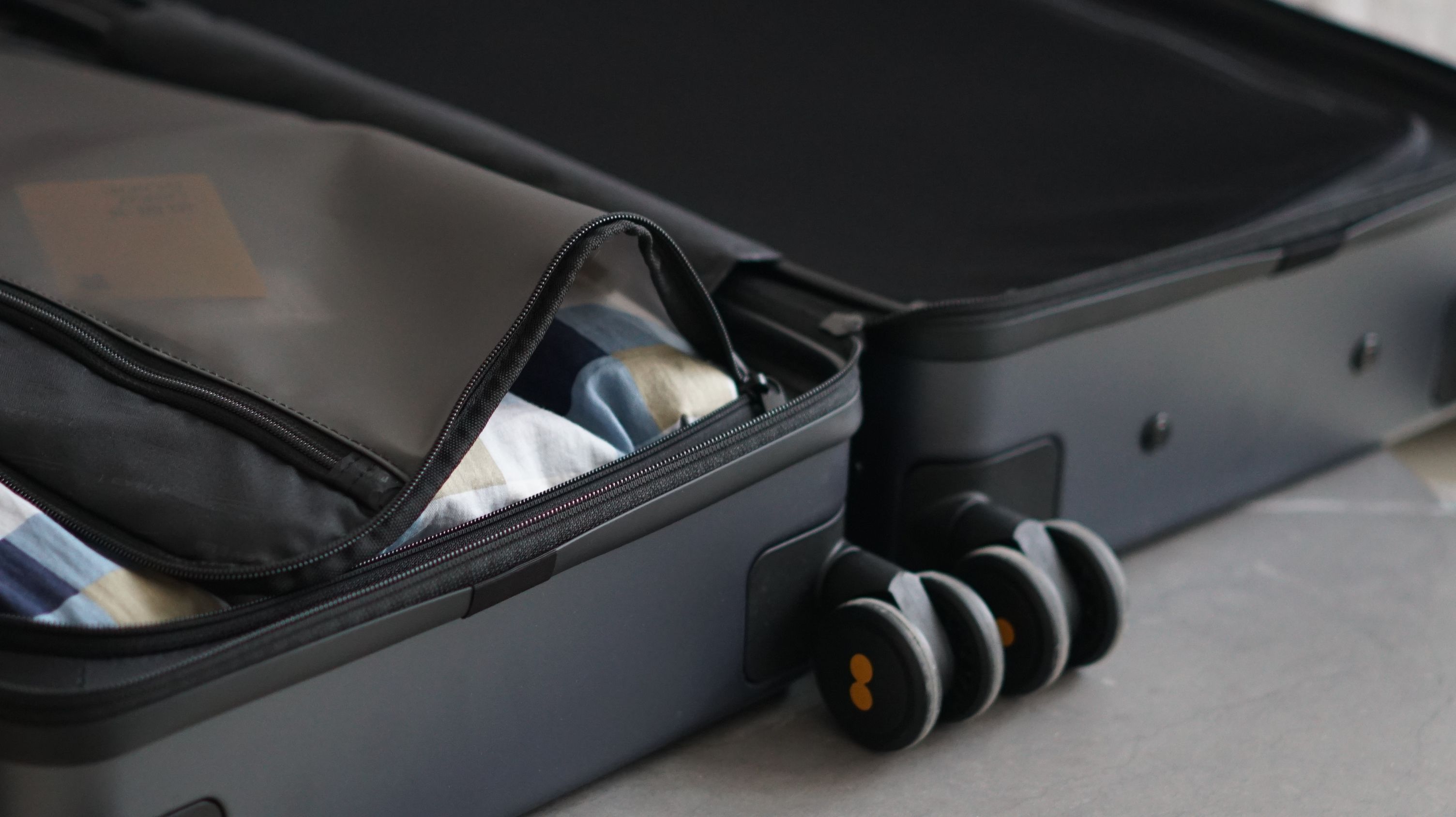 地平线8号行李箱坐人,地平线8号行李箱的平替