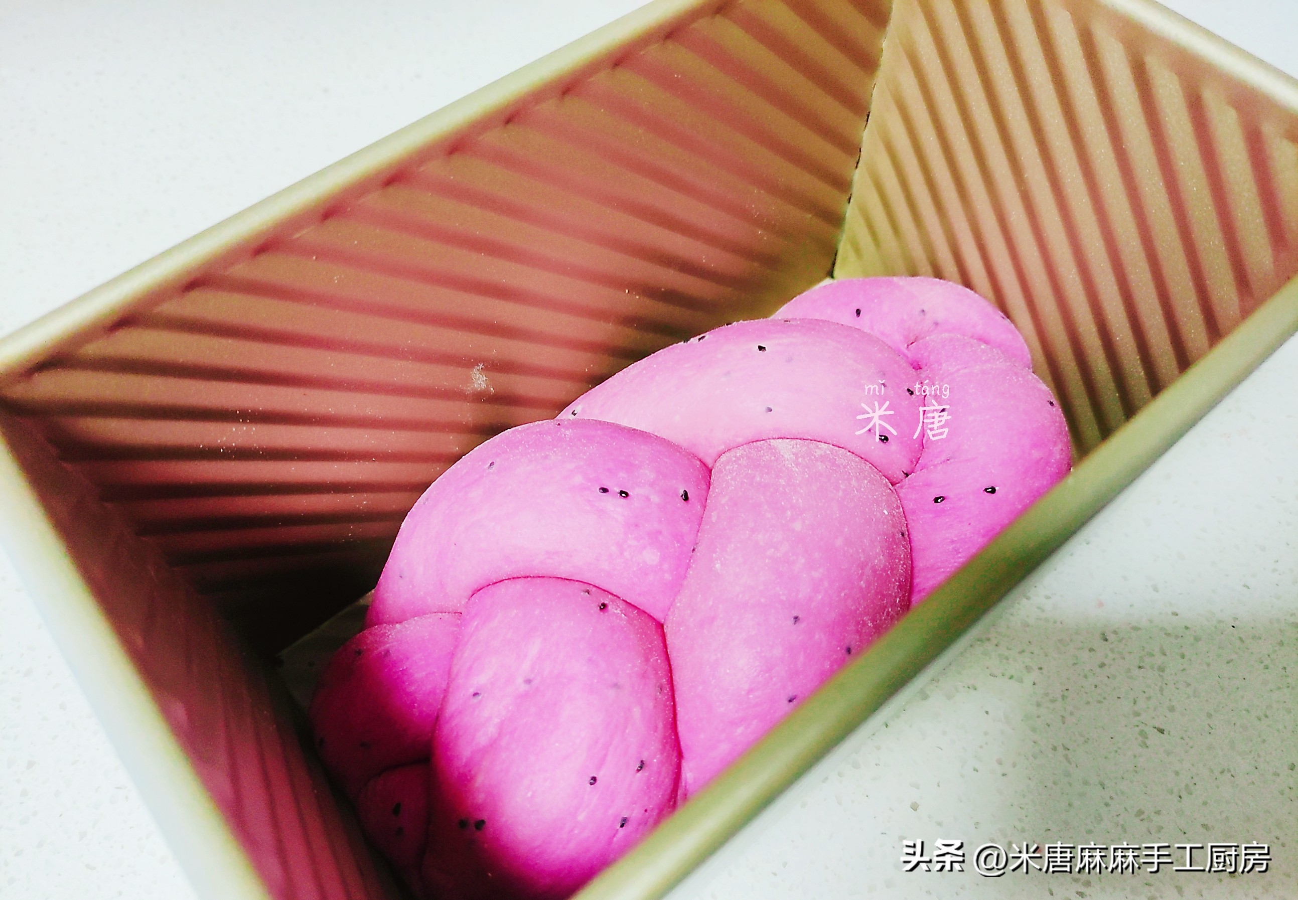 米唐麻麻玩转面团：#吐司日记#火龙果蔓越莓乳酪吐司