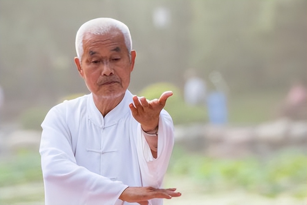 老人每天锻炼的黄金时段,静养的老人比运动的老人更长寿吗