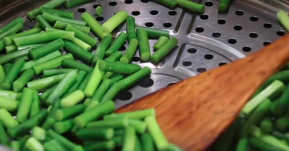 炒蒜苔怎么避免炒糊了,炒蒜苔时最忌直接焯水